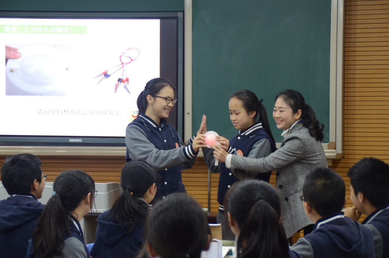 西大附中刘霄潇老师在重庆市初中物理青年教师优质课大赛暨教学技能大赛中斩获一等奖