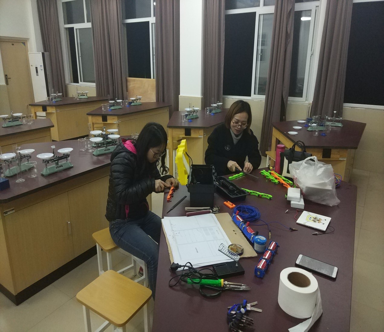 西大附中刘霄潇老师在重庆市初中物理青年教师优质课大赛暨教学技能大赛中斩获一等奖