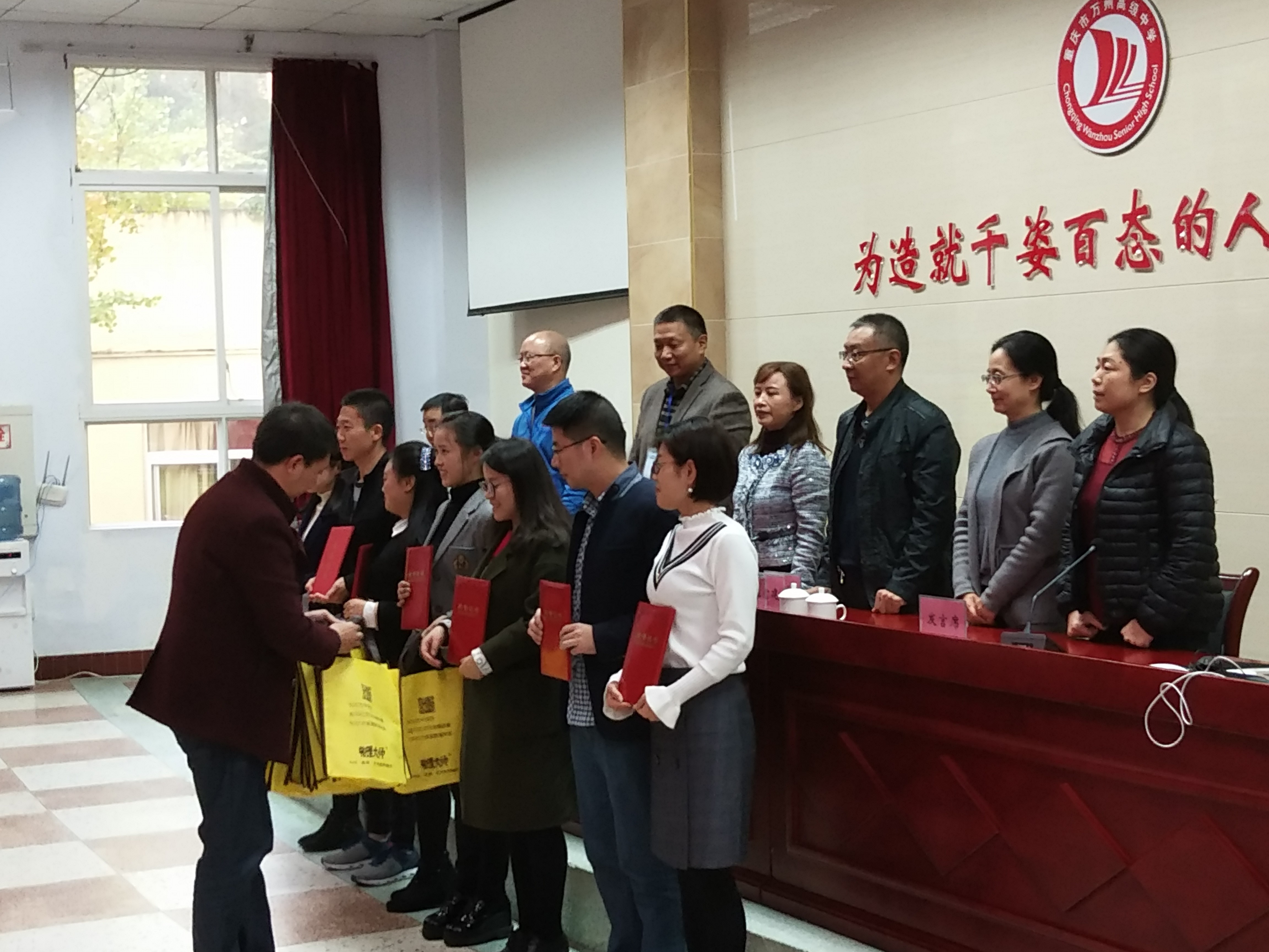 一校多区研教学,三朵金花创佳绩 ——化学组王易、周月老师分获重庆市初中化学优质课暨专业美文推送大赛一等奖