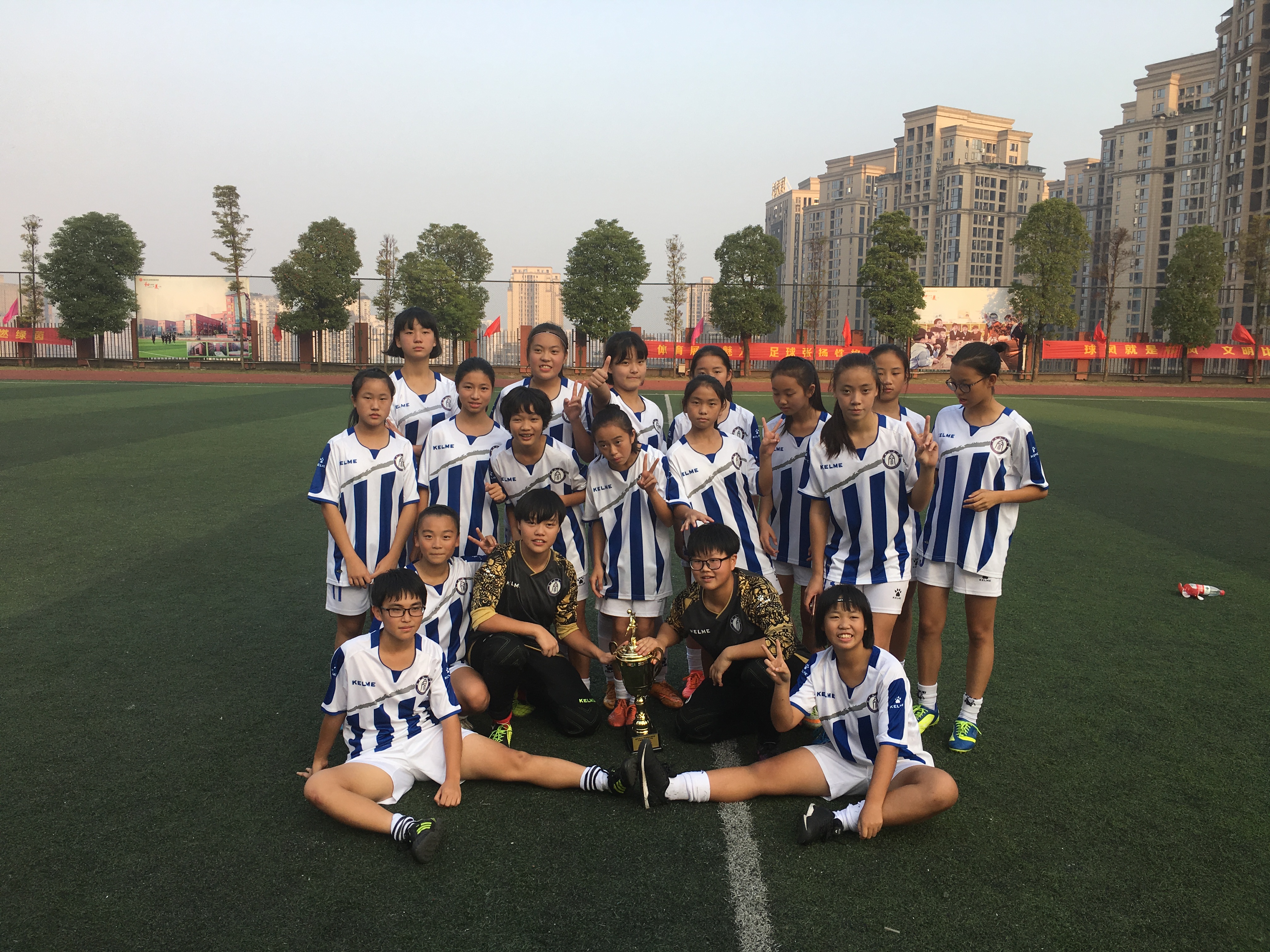 西大附中女足勇夺重庆市校园足球联赛主城赛区冠军